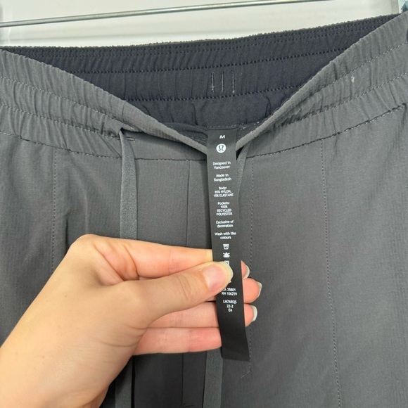 Lululemon Men's dark grey license to train  Athletic Shorts Medium - Picture 4 of 5